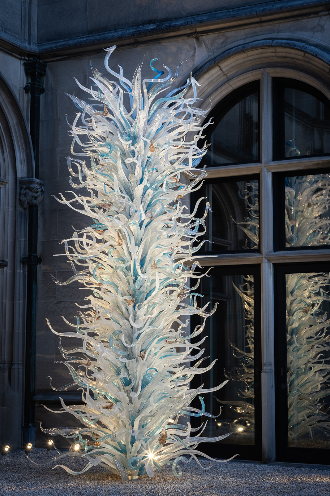 Dale Chihuly, Winter White and Glacier Blue Tower, 2023